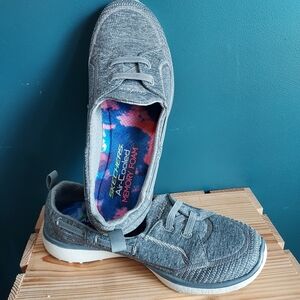 SKECHERS womans 7.5.